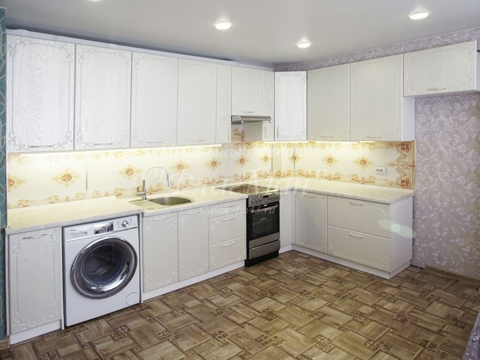 Кухня угловая в классическом стиле и фартуком фотопечать  фото 1 &mdash; Компания "Фишт Мебель"